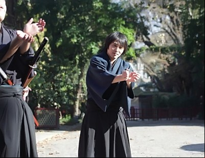 Mime les menottes